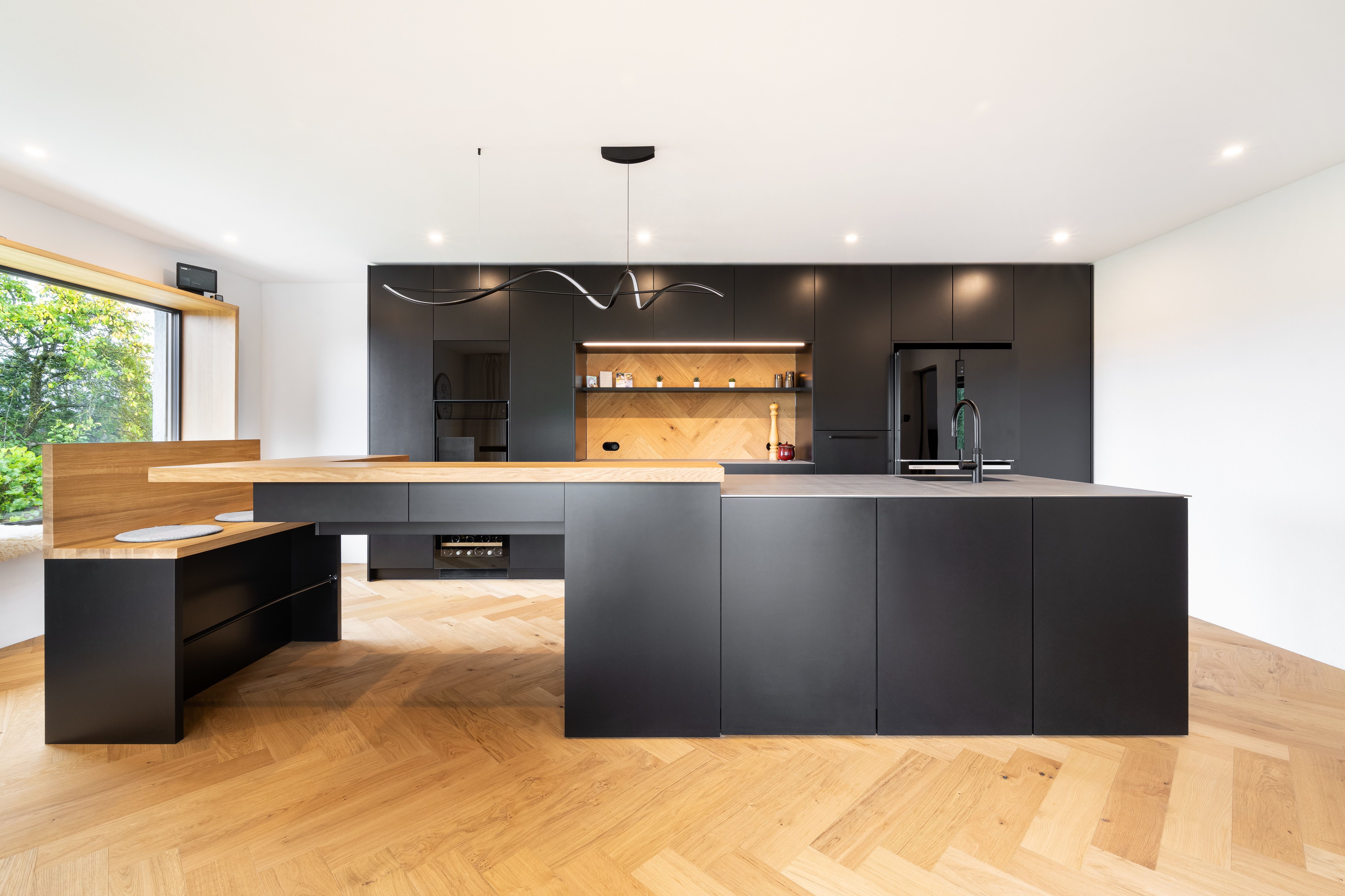 Schwarze Designküche mit Eiche