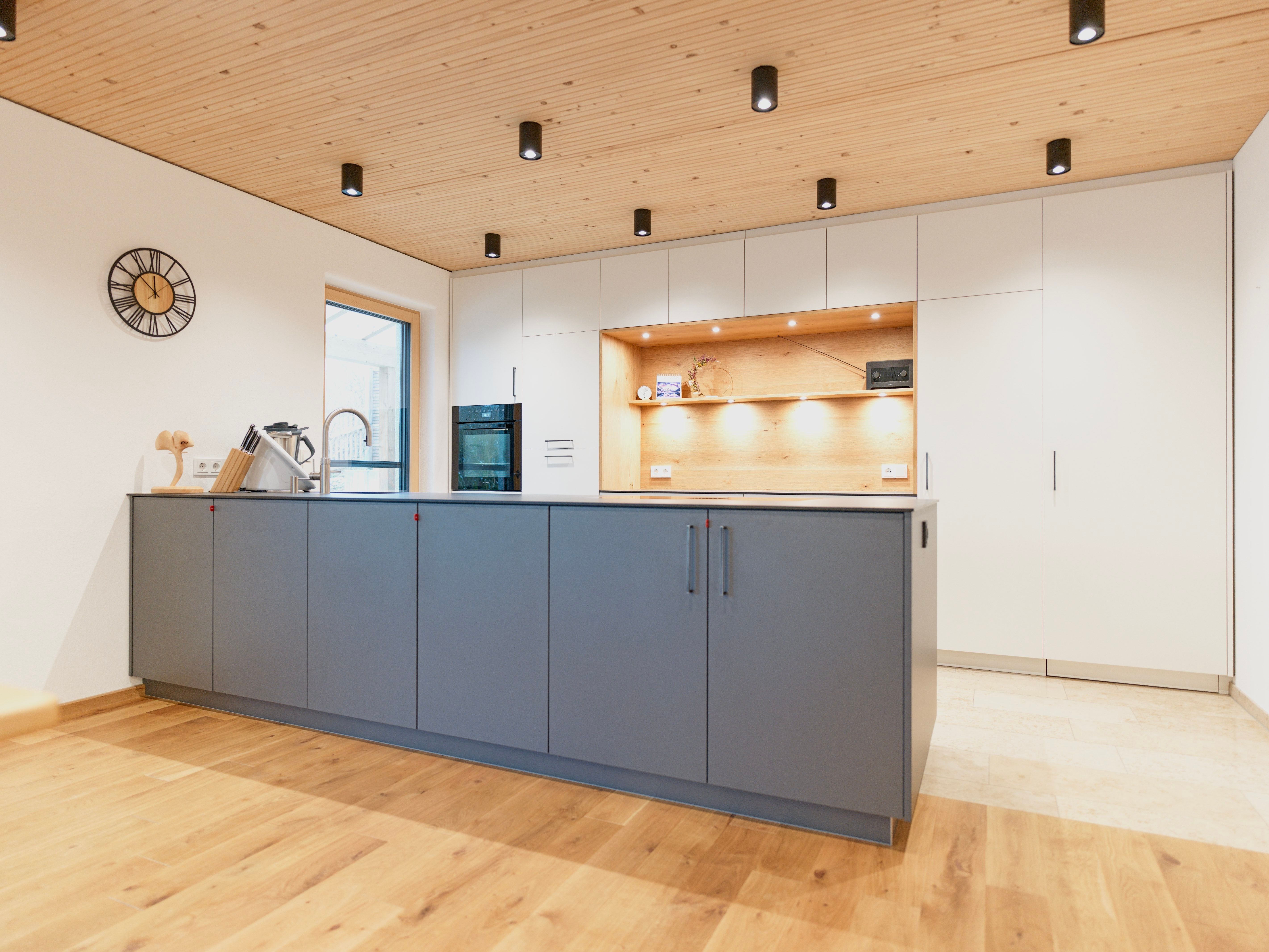 Graue moderne Küche mit weißer Rückwand